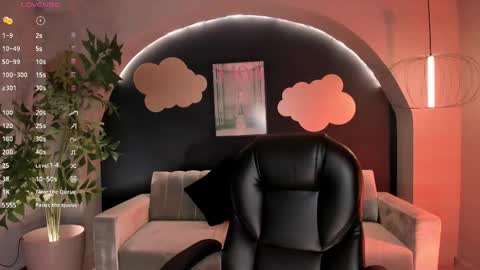 Snapshot of lizzhamilton_ chatting on 02-20-25, 02:29 Lizzi online show from 02-20-25, 02:29