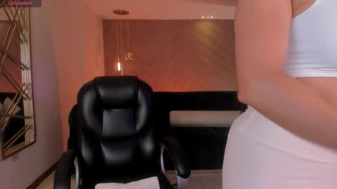 Snapshot of lizzhamilton_ chatting on 11-20-25, 09:36 Lizzi online show from 11-20-25, 09:36