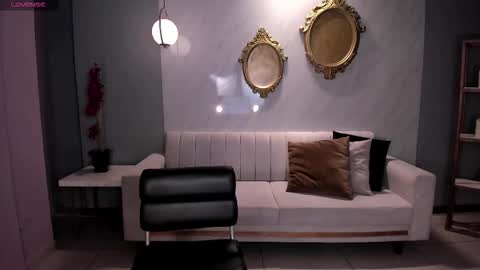 Snapshot of lizzhamilton_ chatting on 11-24-25, 09:14 Lizzi online show from 11-24-25, 09:14