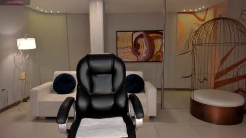 Snapshot of lizzhamilton_ chatting on 11-25-25, 08:53 Lizzi online show from 11-25-25, 08:53