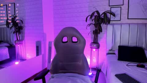 Snapshot of lizzie_evans chatting on 11-26-25, 12:06 Lizzie online show from 11-26-25, 12:06