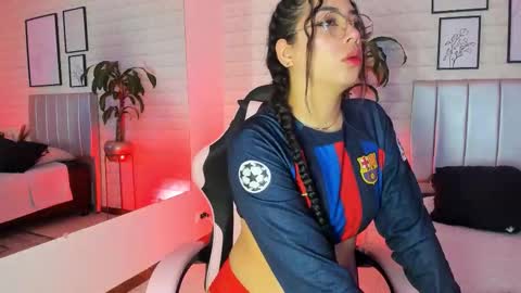 Snapshot of lizzie_evans chatting on 02-13-26, 12:01 Lizzie online show from 02-13-26, 12:01