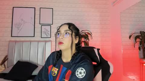 Snapshot of lizzie_evans chatting on 02-18-26, 12:01 Lizzie online show from 02-18-26, 12:01