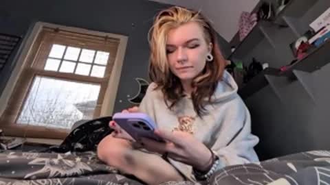 Snapshot of lizzyylovesick chatting on 12-04-24, 02:04 lizzybunny online show from 12-04-24, 02:04