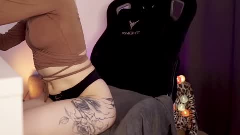 Snapshot of llittle_mi chatting on 06-14-26, 12:41 Mila online show from 06-14-26, 12:41