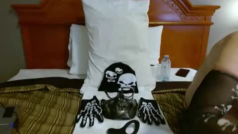 Snapshot of lnsideher69 chatting on 10-29-25, 11:39 John online show from 10-29-25, 11:39