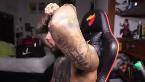 logan_hugh8 online show from 04-26-26, 08:01