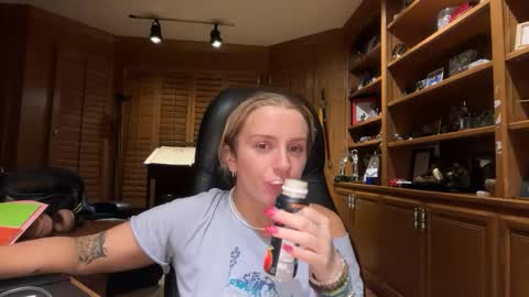 Snapshot of lolaa555 chatting on 05-28-26, 08:22 lolaa555 online show from 05-28-26, 08:22