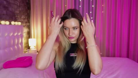 Snapshot of lollidoli__ chatting on 01-22-25, 06:10 Victoria online show from 01-22-25, 06:10