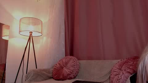 Lolly  online show from 11-18-25, 07:24