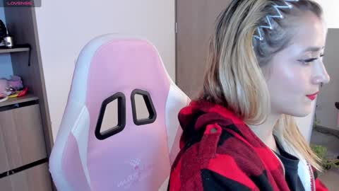 Snapshot of lollypetitte_ chatting on 12-31-24, 07:53 Lolly online show from 12-31-24, 07:53