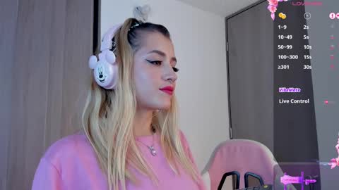 Snapshot of lollypetitte_ chatting on 02-04-25, 01:34 Lolly online show from 02-04-25, 01:34