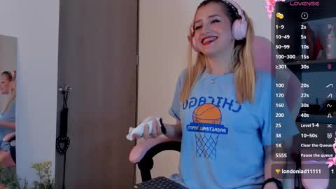 Snapshot of lollypetitte_ chatting on 02-07-25, 12:09 Lolly online show from 02-07-25, 12:09