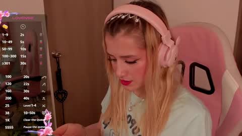 Snapshot of lollypetitte_ chatting on 02-19-25, 02:01 Lolly online show from 02-19-25, 02:01