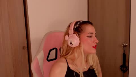 Snapshot of lollypetitte_ chatting on 02-27-25, 03:47 Lolly online show from 02-27-25, 03:47