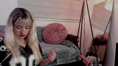 Snapshot of lollypetitte_ chatting on 02-18-26, 03:46 Lolly online show from 02-18-26, 03:46