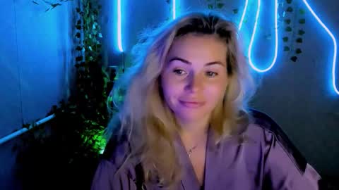 Lora online show from 09-19-25, 02:24