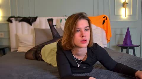 Snapshot of lorapuffs chatting on 10-28-25, 04:20 Lora online show from 10-28-25, 04:20