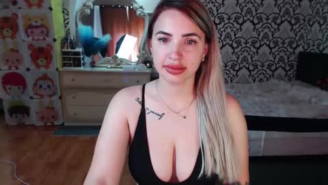 Queen LoraSinClare online show from 05-20-26, 07:36
