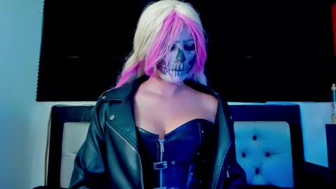 Snapshot of loredepp chatting on 10-31-25, 04:02 Lore Depp online show from 10-31-25, 04:02