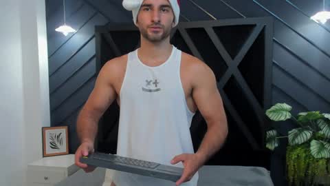 Snapshot of lorenzo_walker_ chatting on 12-16-24, 05:43 L O R E N Z O Thumbs Up help online show from 12-16-24, 05:43
