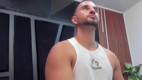  L O R E N Z O  Thumbs Up help  online show from 11-03-25, 05:25