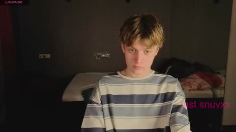 Snapshot of louie_evans chatting on 10-10-25, 03:49 louie_evans online show from 10-10-25, 03:49