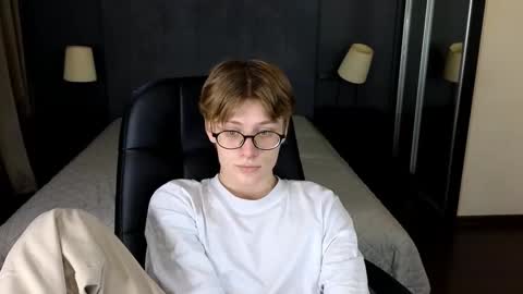 Snapshot of louie_evans chatting on 11-03-25, 09:05 louie_evans online show from 11-03-25, 09:05