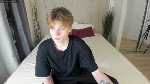 Snapshot of louie_evans chatting on 12-21-25, 08:49 louie_evans online show from 12-21-25, 08:49