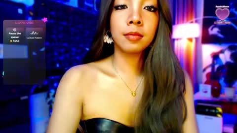 Snapshot of louisassy chatting on 05-22-26, 03:35 Louisa online show from 05-22-26, 03:35