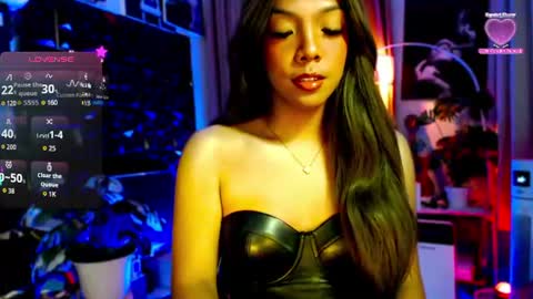 Snapshot of louisassy chatting on 06-22-26, 02:57 Louisa online show from 06-22-26, 02:57