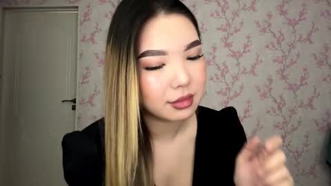 Snapshot of louise_kiss_ chatting on 03-26-26, 06:08 Loulse online show from 03-26-26, 06:08