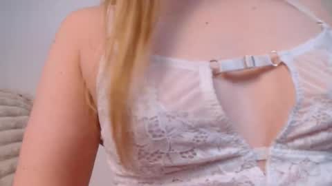 Snapshot of love_bella_ chatting on 05-08-26, 12:16 love bella online show from 05-08-26, 12:16