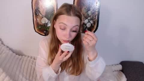 Snapshot of love_bella_ chatting on 05-12-26, 12:41 love bella online show from 05-12-26, 12:41
