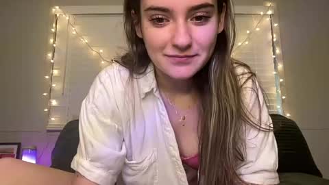 Snapshot of lovefromrose1 chatting on 06-20-26, 06:22 Olivia Rose online show from 06-20-26, 06:22