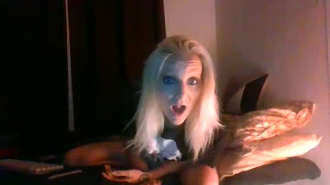 LunaRedd online show from 05-02-26, 07:13