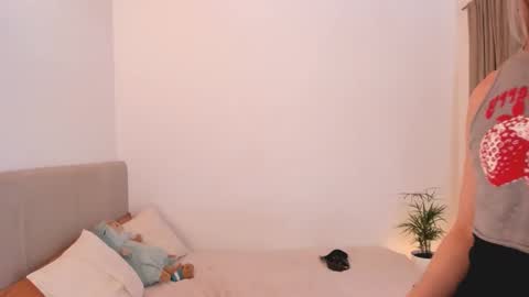 Snapshot of lovelyalison_ chatting on 02-23-25, 09:48 Alison and Kylian online show from 02-23-25, 09:48