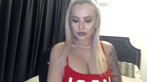 Snapshot of lovelyblondyxxx chatting on 12-09-24, 12:12 PrAllinXXXa online show from 12-09-24, 12:12