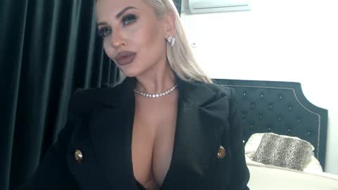 Snapshot of lovelyblondyxxx chatting on 12-10-24, 11:30 PrAllinXXXa online show from 12-10-24, 11:30