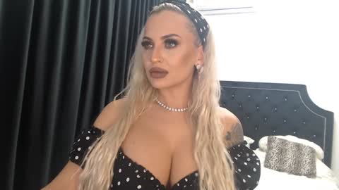 Snapshot of lovelyblondyxxx chatting on 12-11-24, 11:21 PrAllinXXXa online show from 12-11-24, 11:21