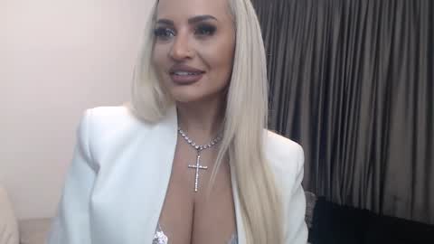 Snapshot of lovelyblondyxxx chatting on 01-15-25, 11:19 PrAllinXXXa online show from 01-15-25, 11:19