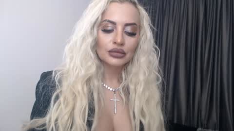 Snapshot of lovelyblondyxxx chatting on 01-16-25, 11:27 PrAllinXXXa online show from 01-16-25, 11:27