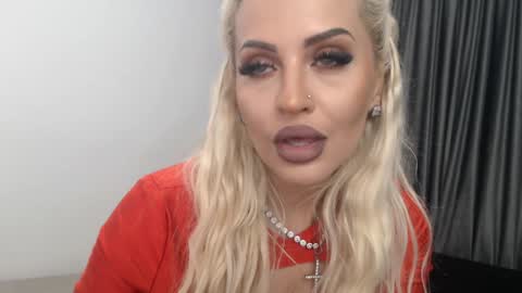 Snapshot of lovelyblondyxxx chatting on 01-18-25, 11:55 PrAllinXXXa online show from 01-18-25, 11:55