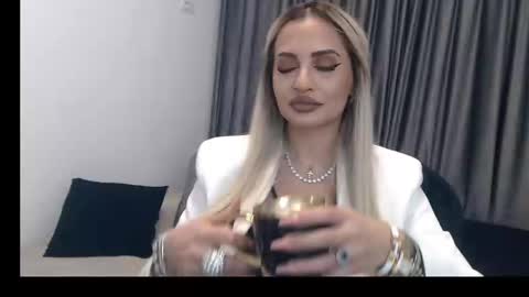 Snapshot of lovelyblondyxxx chatting on 02-18-25, 11:19 PrAllinXXXa online show from 02-18-25, 11:19