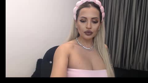 Snapshot of lovelyblondyxxx chatting on 02-22-25, 11:03 PrAllinXXXa online show from 02-22-25, 11:03