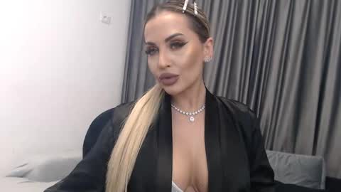 Snapshot of lovelyblondyxxx chatting on 03-08-25, 11:49 PrAllinXXXa online show from 03-08-25, 11:49