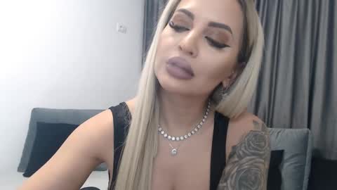 Snapshot of lovelyblondyxxx chatting on 03-11-25, 10:42 PrAllinXXXa online show from 03-11-25, 10:42