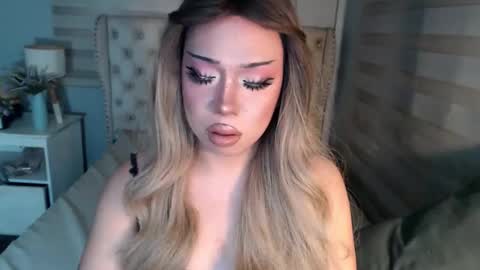 Snapshot of lovelymarie69 chatting on 12-14-25, 05:51 Rebeca online show from 12-14-25, 05:51