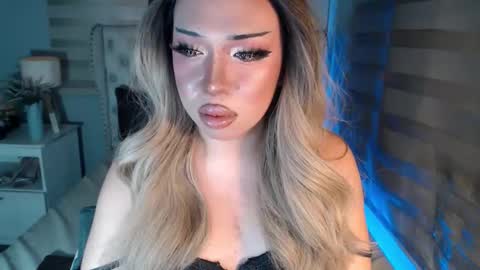 Snapshot of lovelymarie69 chatting on 12-16-25, 05:18 Rebeca online show from 12-16-25, 05:18