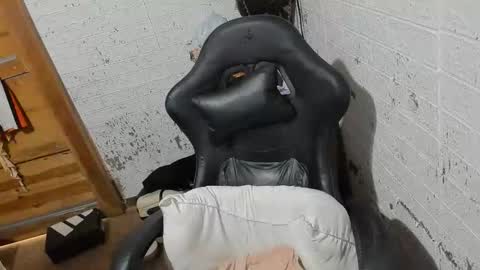 Snapshot of loveme4ever2025 chatting on 01-14-26, 01:44 shena can you follow me here and tip me yehawww online show from 01-14-26, 01:44